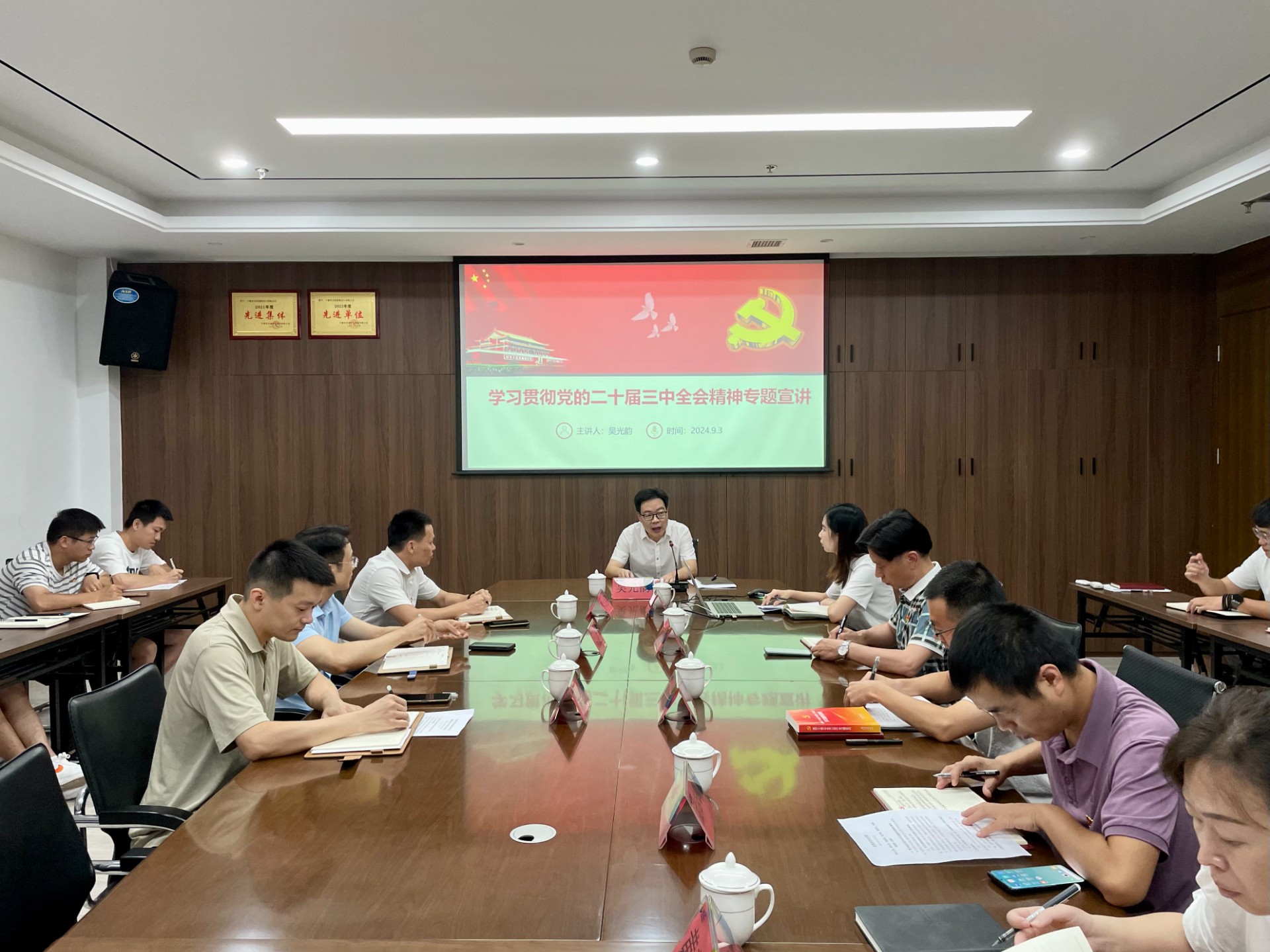 市交投集團(tuán)領(lǐng)導(dǎo)深入市交投物流集團(tuán)市交投勘察設(shè)計(jì)公司開展聯(lián)系點(diǎn)工作，葉嵐清拍攝1.jpg